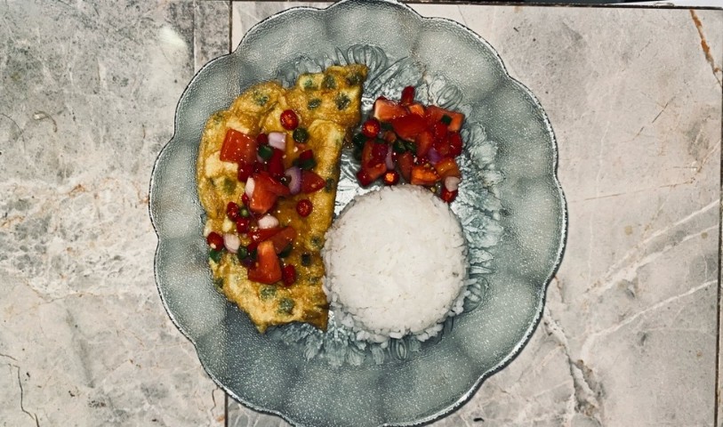 Cheap and Easy, but Healthy Meals for Students Living in a Boarding House: Omelette with Sambal Dabu-Dabu